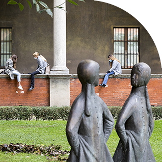 Statue nel chiostro